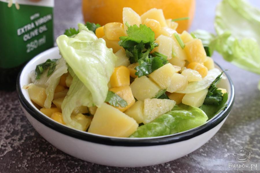Картофельный салат с кукурузой и листьями салата