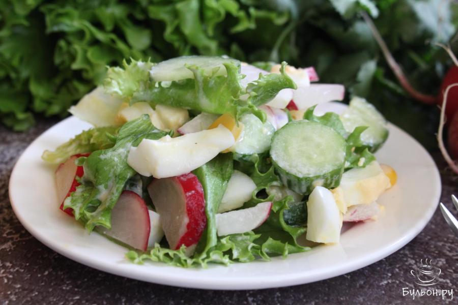 Весенний салат с редиской, огурцами и кукурузой