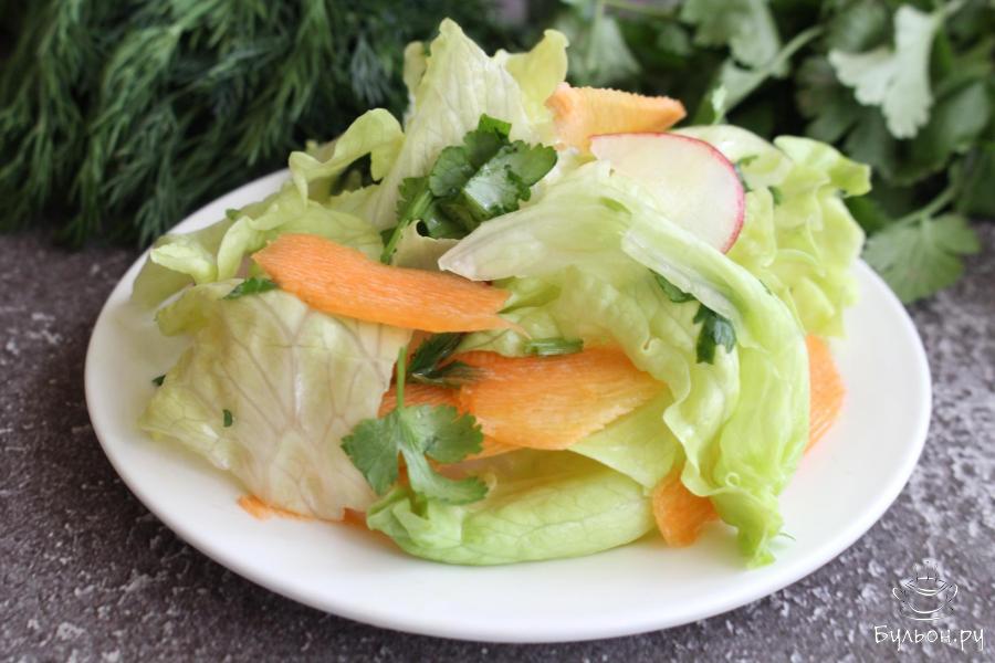 Постный салат из редиски, моркови и листьев салата