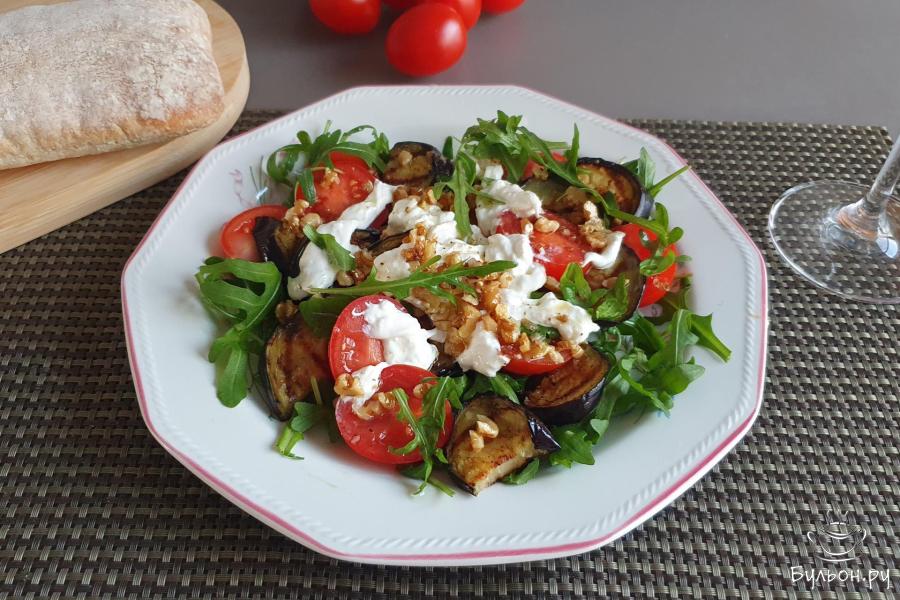 Салат с баклажанами, страчателлой и грецкими орехами