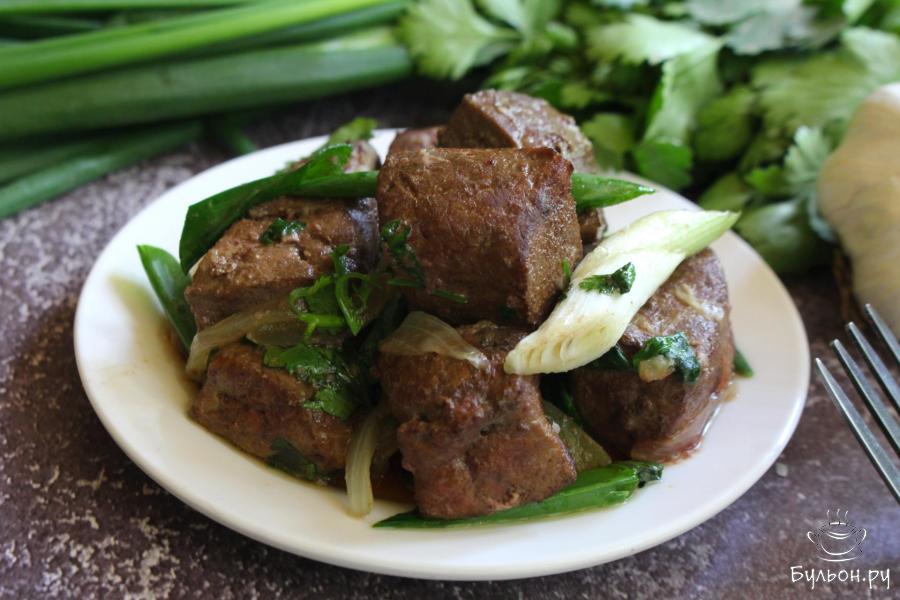 Жареная говяжья печень с луком и соевым соусом