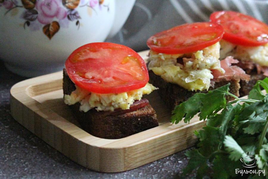 Тост с жареным сыром и яйцом