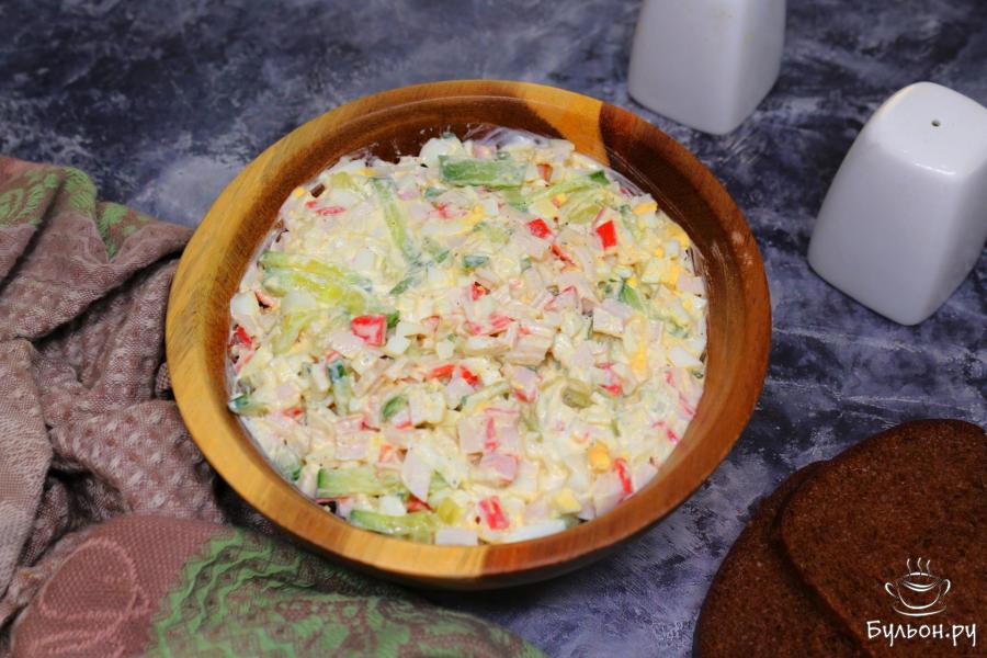 Салат с крабовыми палочками, огурцом и яйцом Салат с крабовыми палочками, огурцом и яйцом