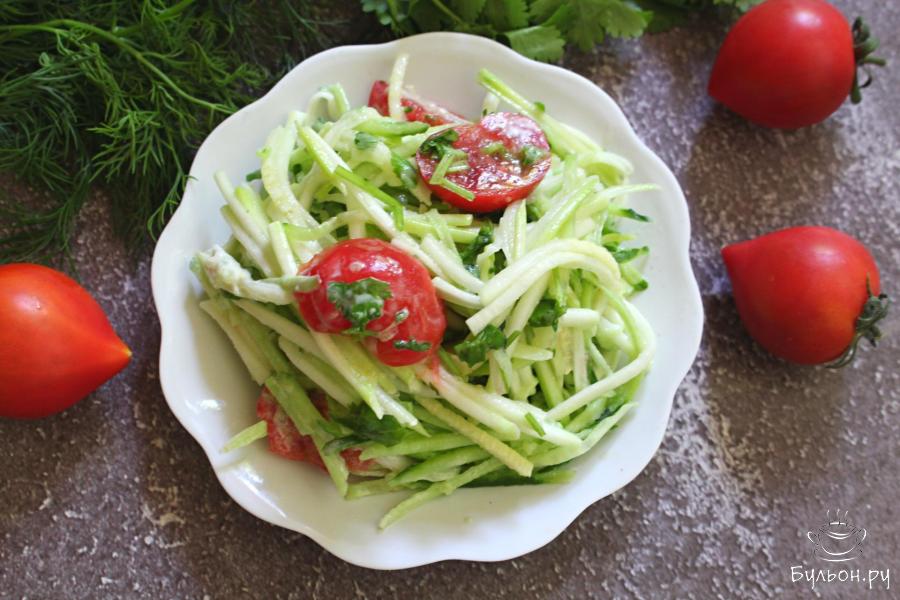 Салат из свежих кабачков с огурцами и помидорами