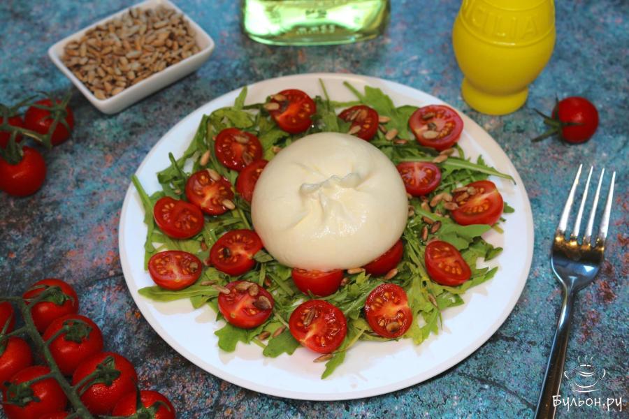 Салат с рукколой, томатами и бурратой Салат с рукколой, томатами и бурратой