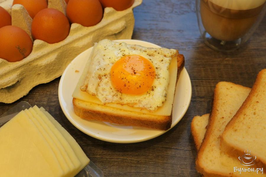 Тост с яйцом, сыром и соусом песто