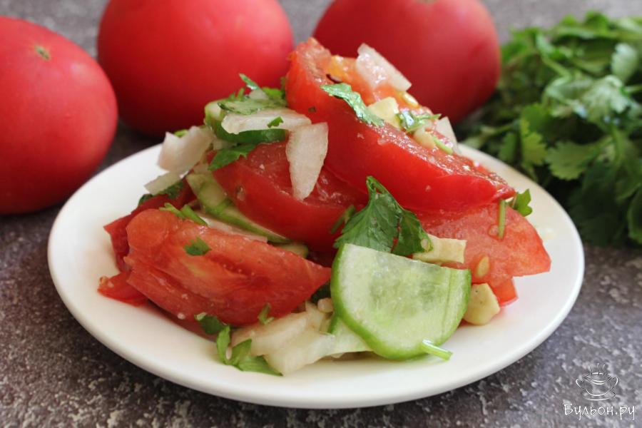 Легкий салат с помидорами, огурцами и кешью