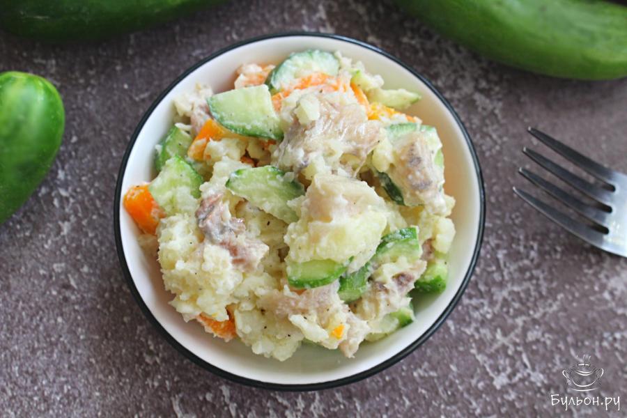 Салат с соленой сельдью, картошкой и огурцами Салат с соленой сельдью, картошкой и огурцами