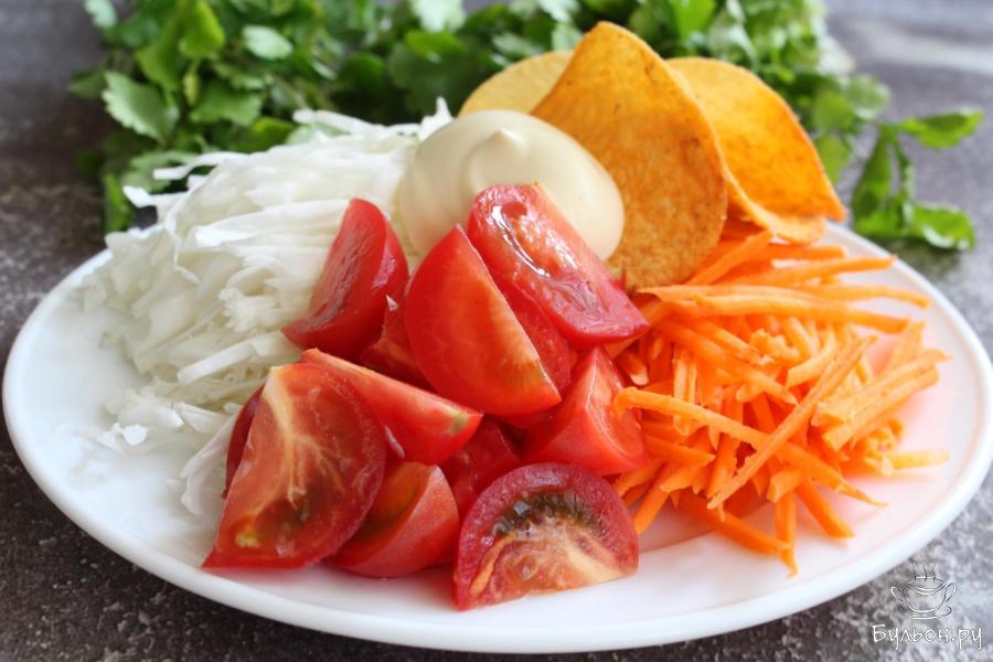 Салат из капусты с помидорами, морковью и чипсами Салат из капусты с помидорами, морковью и чипсами