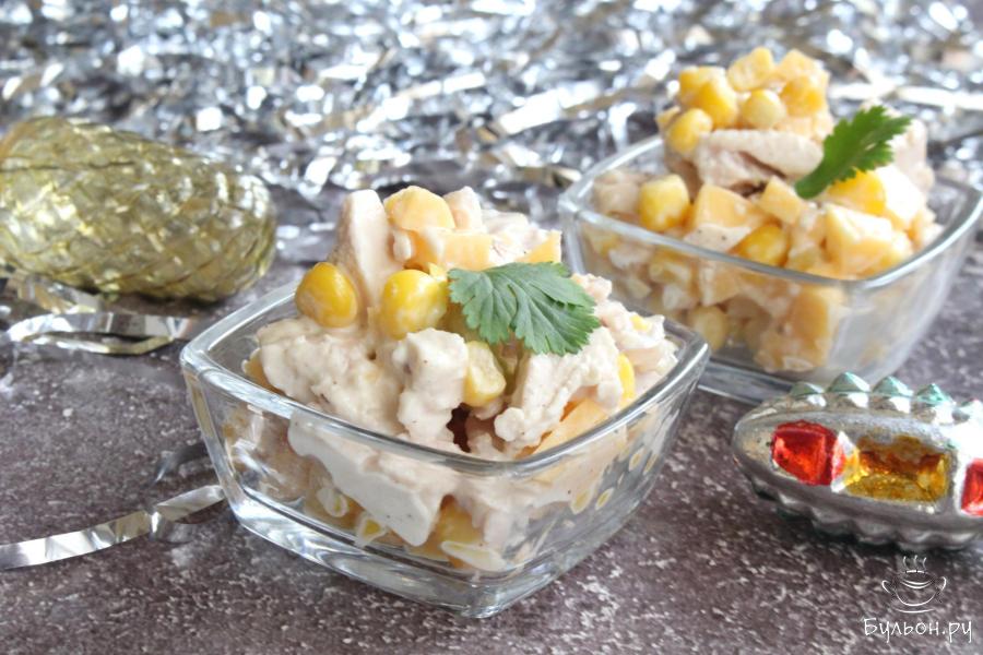Новогодний салат с куриной грудкой, кукурузой и сыром Новогодний салат с куриной грудкой, кукурузой и сыром