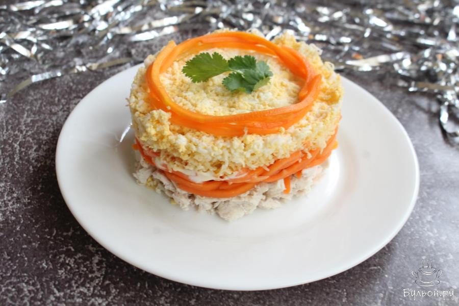 Слоеный салат с куриным филе и корейской морковкой Слоеный салат с куриным филе и корейской морковкой