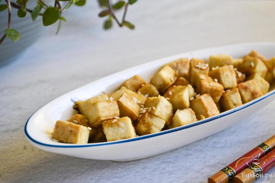 Сыр тофу жареный с соевым соусом и кунжутом Сыр тофу жареный с соевым соусом и кунжутом