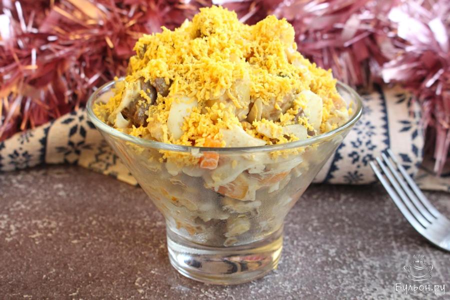 Праздничный салат с жареной печенью, овощами и каперсами Праздничный салат с жареной печенью, овощами и каперсами