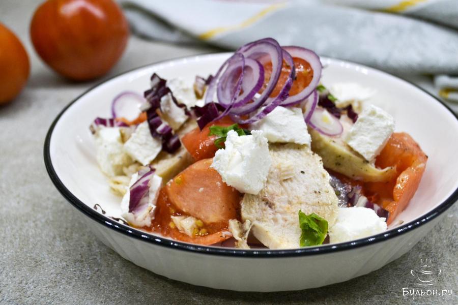 Салат из помидоров с куриной грудкой и сыром Фета Салат из помидоров с куриной грудкой и сыром Фета
