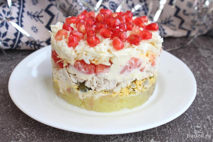 Слоеный салат с курицей, сыром и каперсами Слоеный салат с курицей, сыром и каперсами