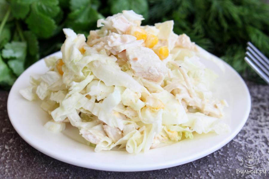 Салат из пекинской капусты с курицей и кукурузой Салат из пекинской капусты с курицей и кукурузой