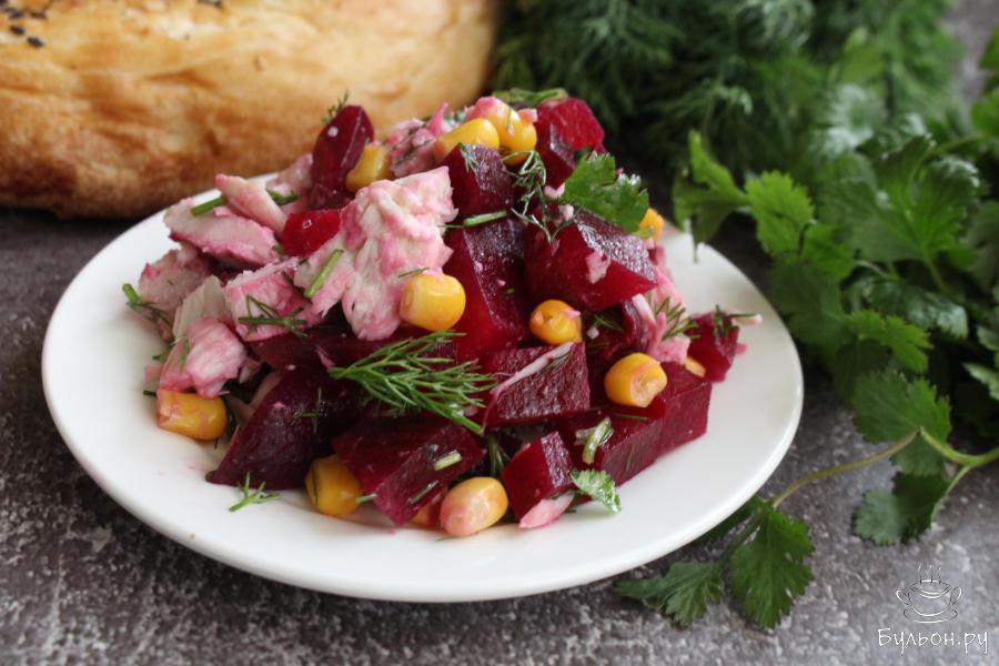 Салат из свеклы с вареной курицей и кукурузой Салат из свеклы с вареной курицей и кукурузой