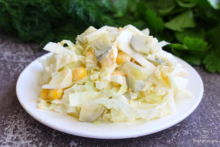 Салат с кукурузой, капустой и маринованными огурцами Салат с кукурузой, капустой и маринованными огурцами