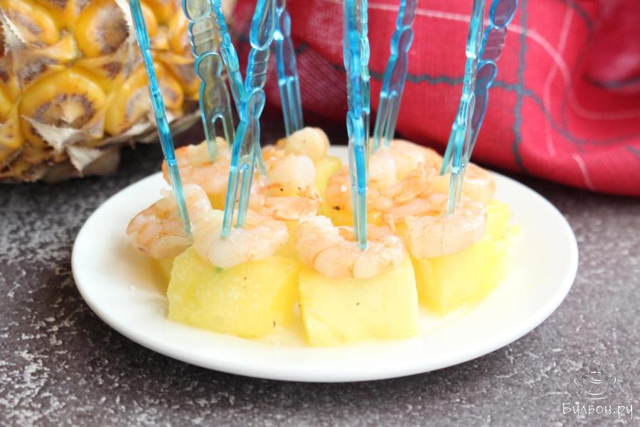 Канапе с креветками и ананасом на шпажках Канапе с креветками и ананасом на шпажках