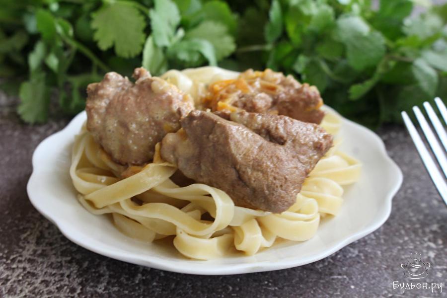 Тушеная говяжья печень с луком, морковью и каймаком Тушеная говяжья печень с луком, морковью и каймаком