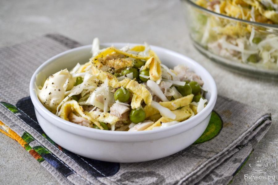 Салат из капусты, курицы, яичных блинов и горошка Салат из капусты, курицы, яичных блинов и горошка