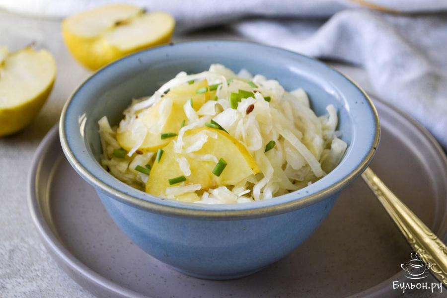 Квашеная капуста по-чешски с луком и яблоками