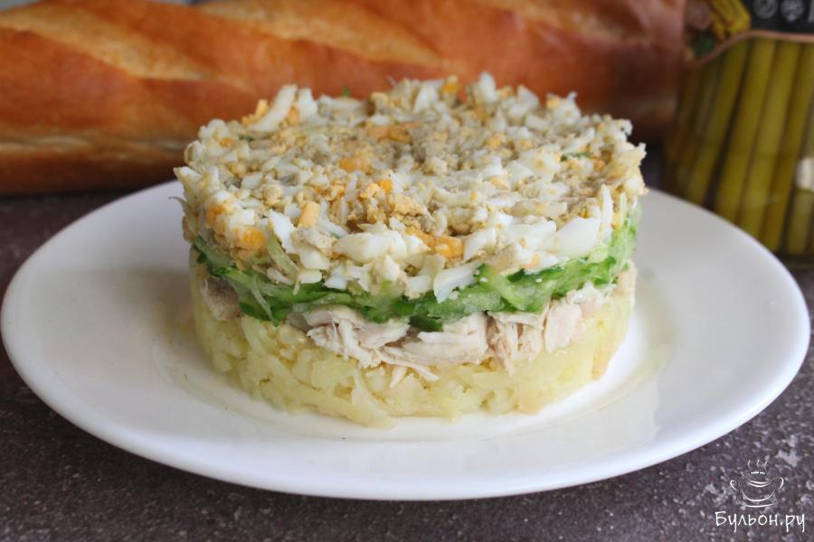Слоеный салат с вареной курицей и огурцами Слоеный салат с вареной курицей и огурцами