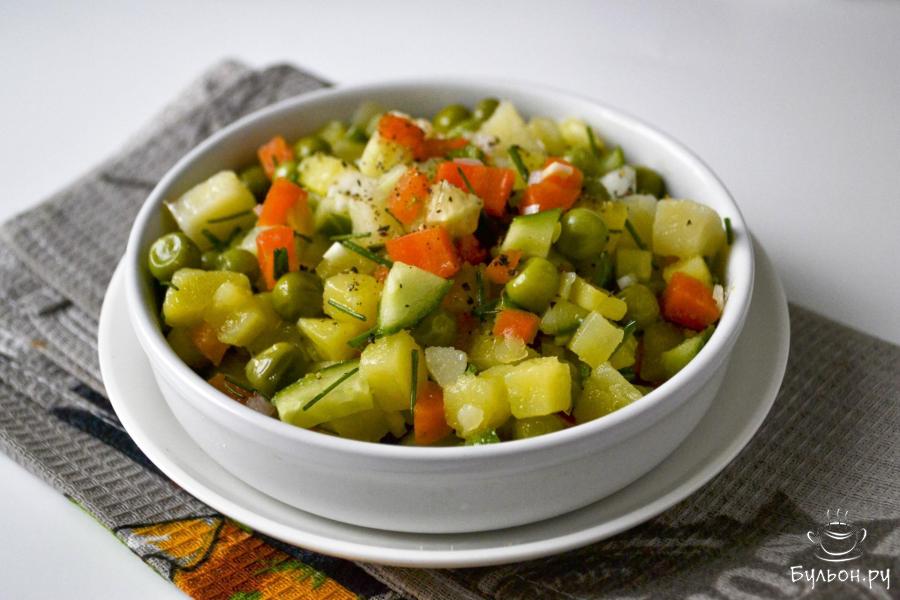 Постный картофельный салат с огурцами, морковью и горошком Постный картофельный салат с огурцами, морковью и горошком