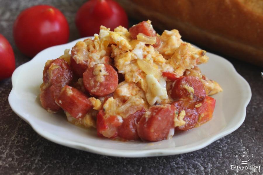 Яичница с луком, помидорами и охотничьими колбасками Яичница с луком, помидорами и охотничьими колбасками