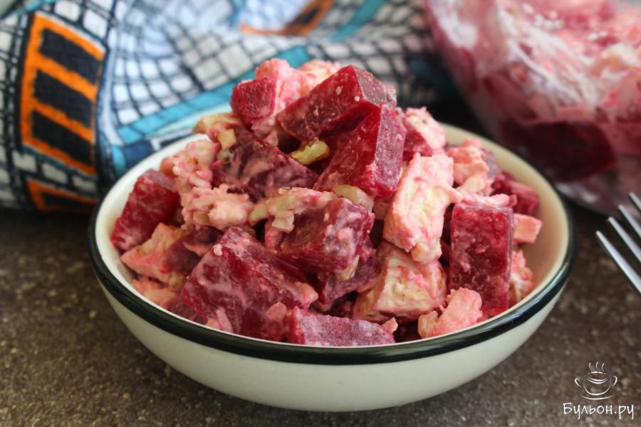 Свекольный салат с вареной курицей и грецкими орехами Свекольный салат с вареной курицей и грецкими орехами