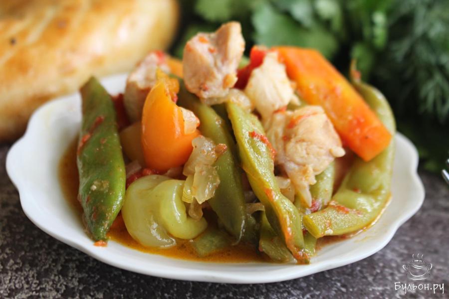 Тушеная курица с зеленой фасолью и овощами