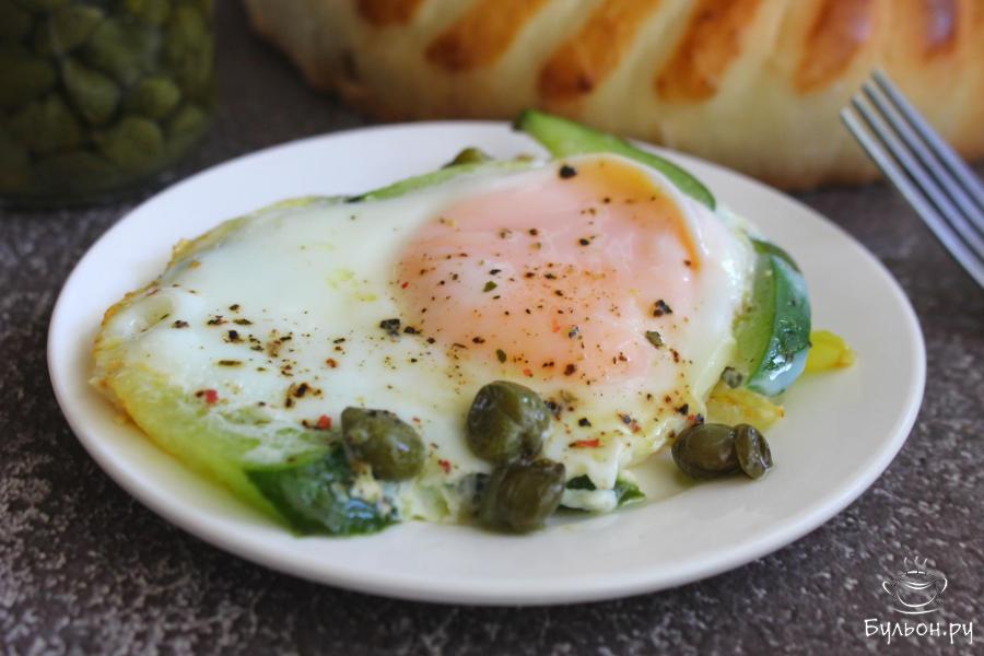 Яичница с каперсами и свежими огурцами