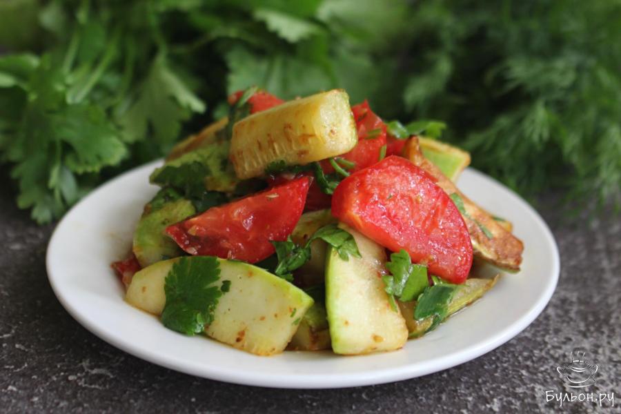 Салат с жареными кабачками, помидорами и чесноком Салат с жареными кабачками, помидорами и чесноком