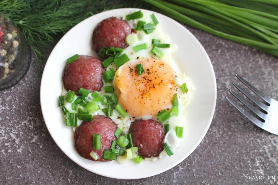 Глазунья с краковской колбасой и зеленым луком