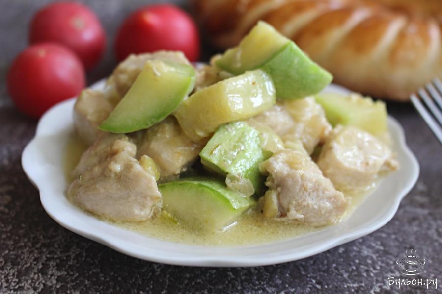 Тушеные кабачки с куриной грудкой в казане Тушеные кабачки с куриной грудкой в казане
