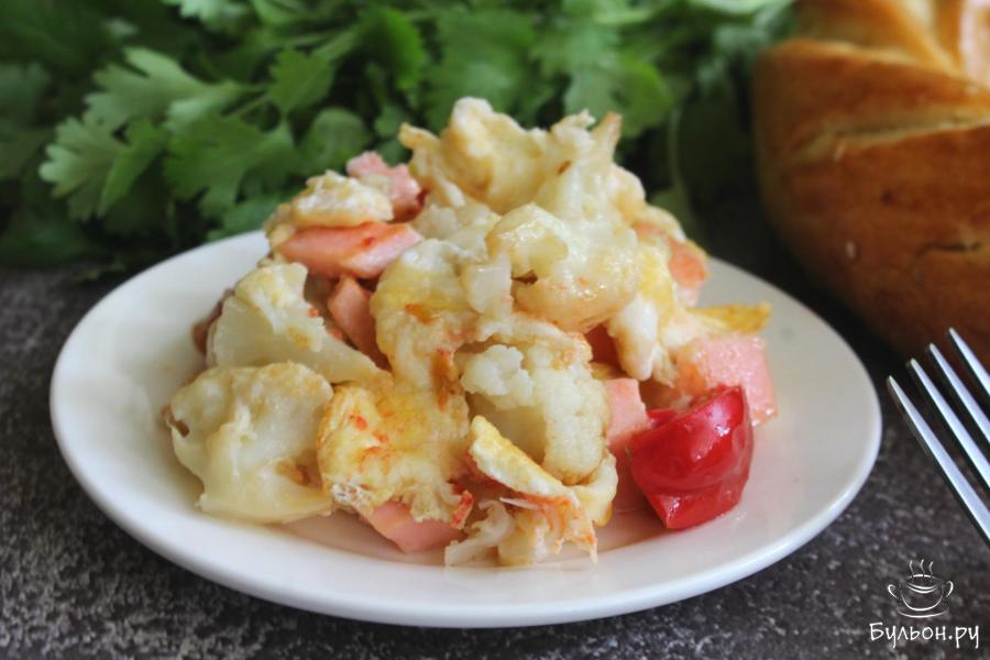Яичница с цветной капустой, колбасой и помидорами Яичница с цветной капустой, колбасой и помидорами