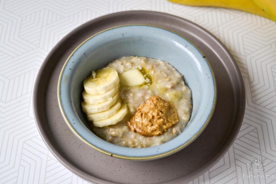 Каша овсяная с бананом и арахисовой пастой Каша овсяная с бананом и арахисовой пастой