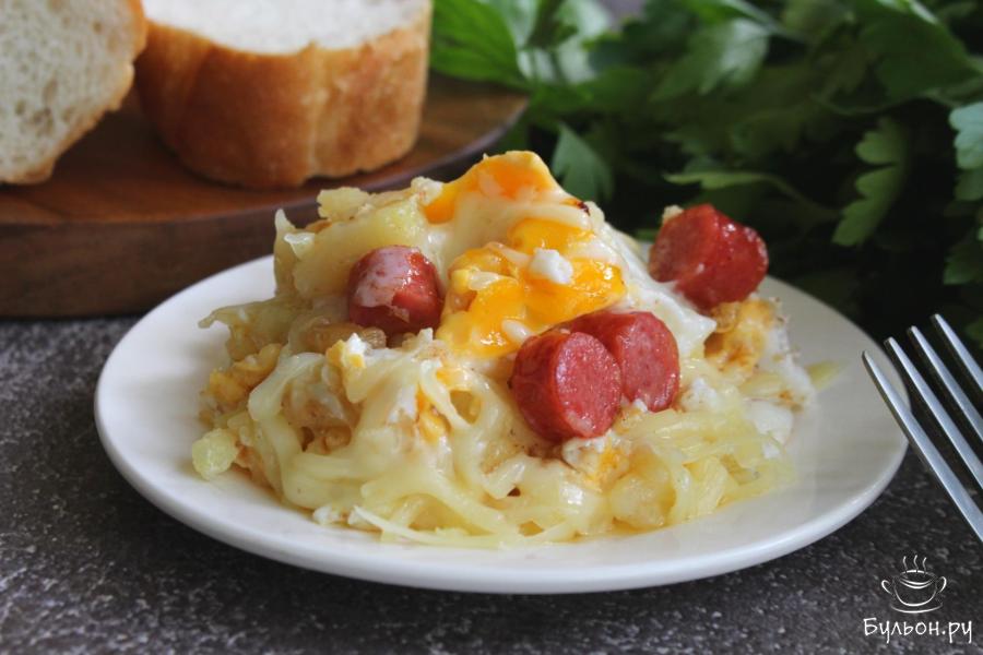 Яичница с вареной картошкой, колбасками и сыром Яичница с вареной картошкой, колбасками и сыром
