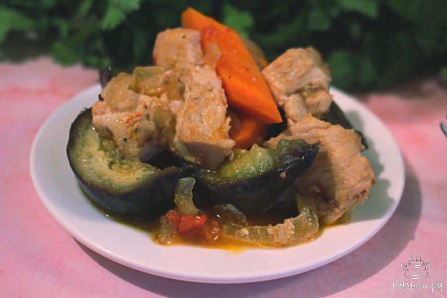 Тушеные баклажаны с куриной грудкой в казане