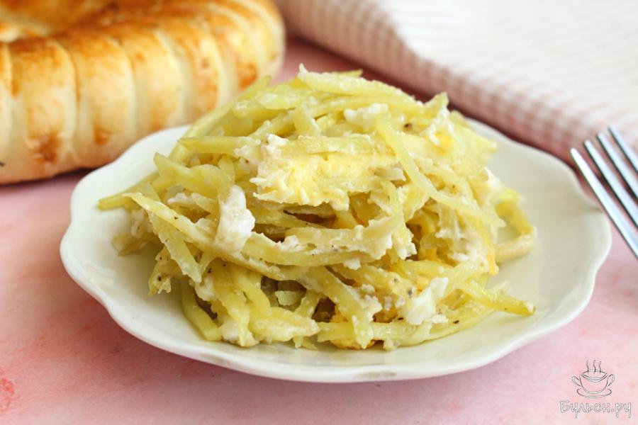 Картошка-соломка с яйцом на сковороде
