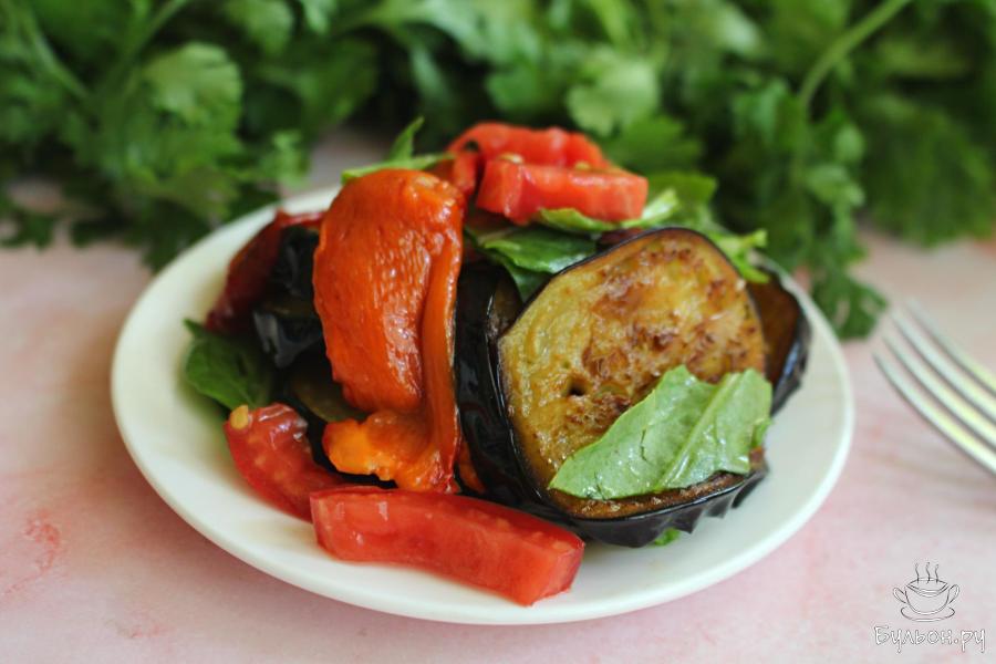 Закуска из запеченных перцев и жареных баклажанов Закуска из запеченных перцев и жареных баклажанов