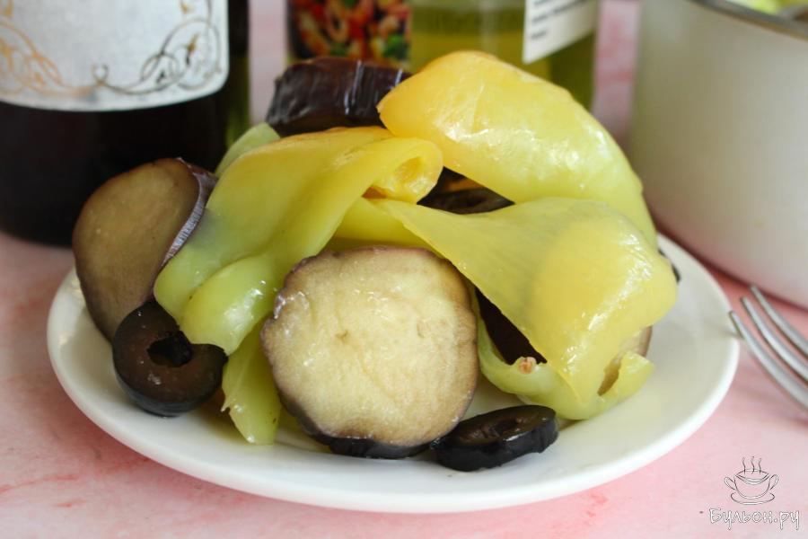 Закуска из баклажанов, перцев и маслин с уксусом Закуска из баклажанов, перцев и маслин с уксусом