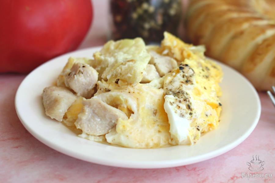 Яичница с куриной грудкой на сковороде Яичница с куриной грудкой на сковороде
