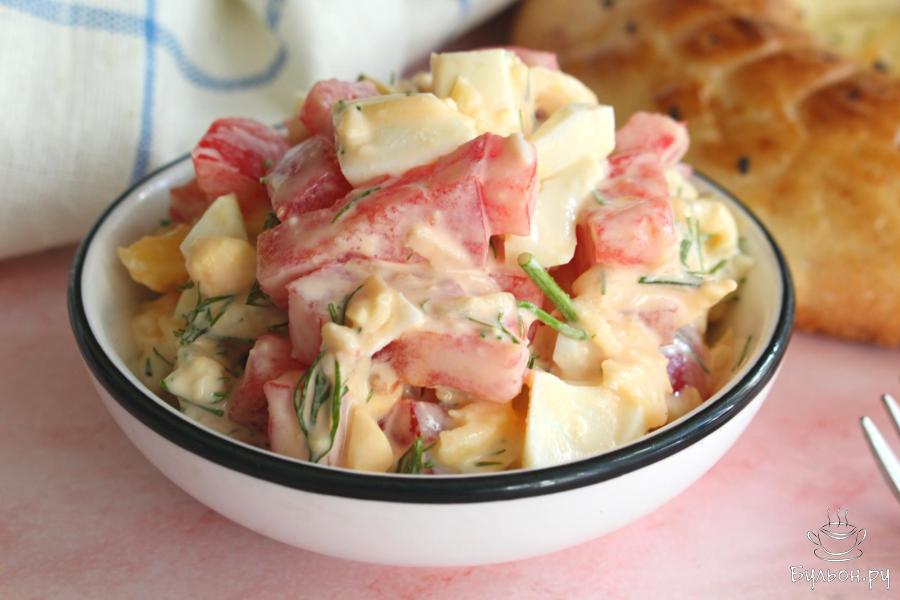 Салат с помидорами, сыром и вареными яйцами