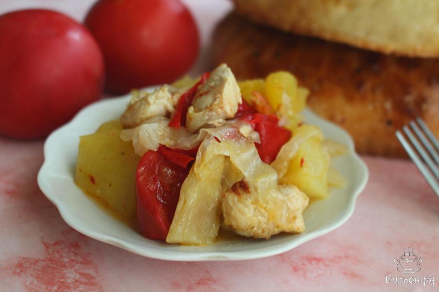 Овощное рагу с куриной грудкой и капустой