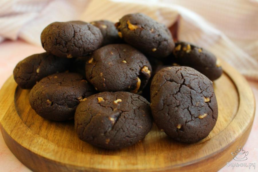 Шоколадное печенье из гречневой муки с орехами