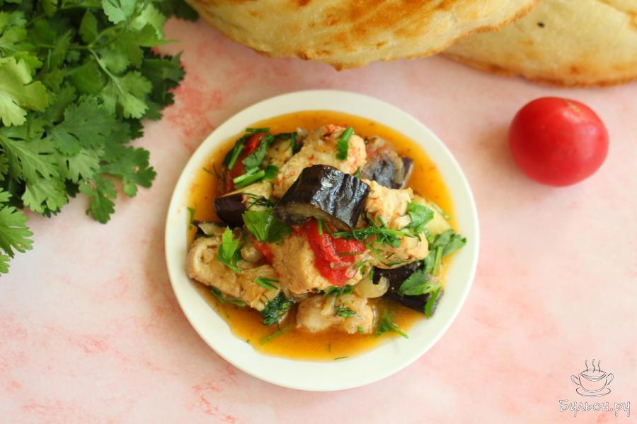 Тушеная куриная грудка с баклажанами и помидорами