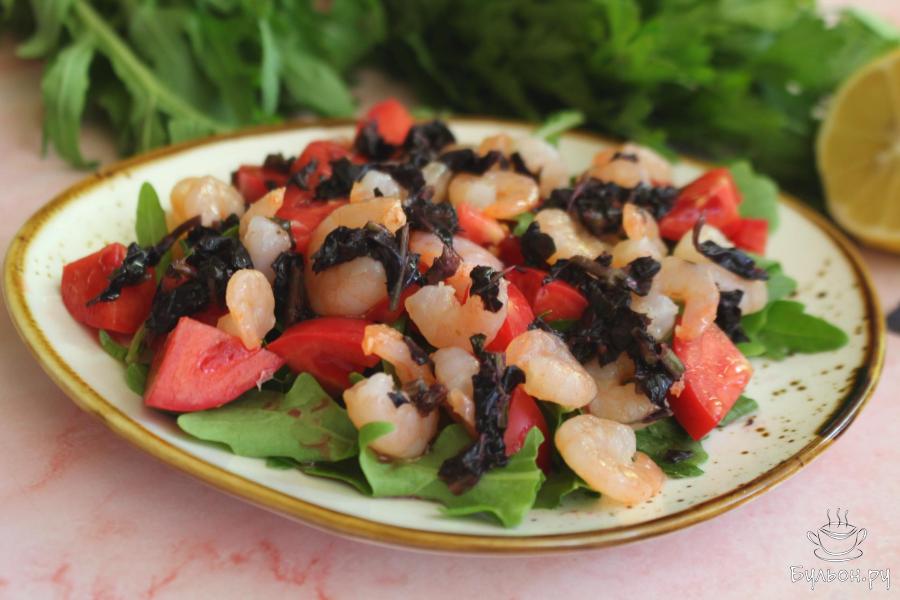 Салат с креветками, рукколой и помидорами