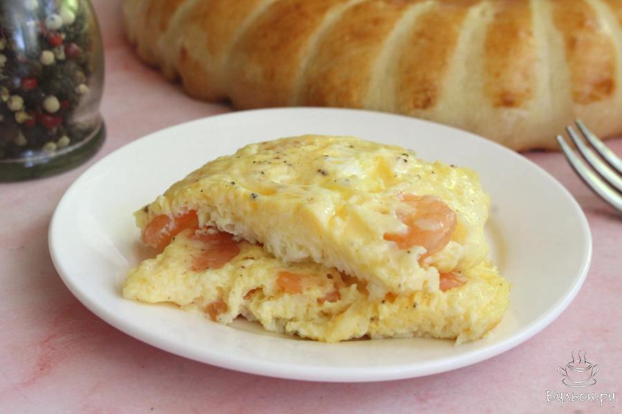 Омлет с молоком и креветками на сковороде