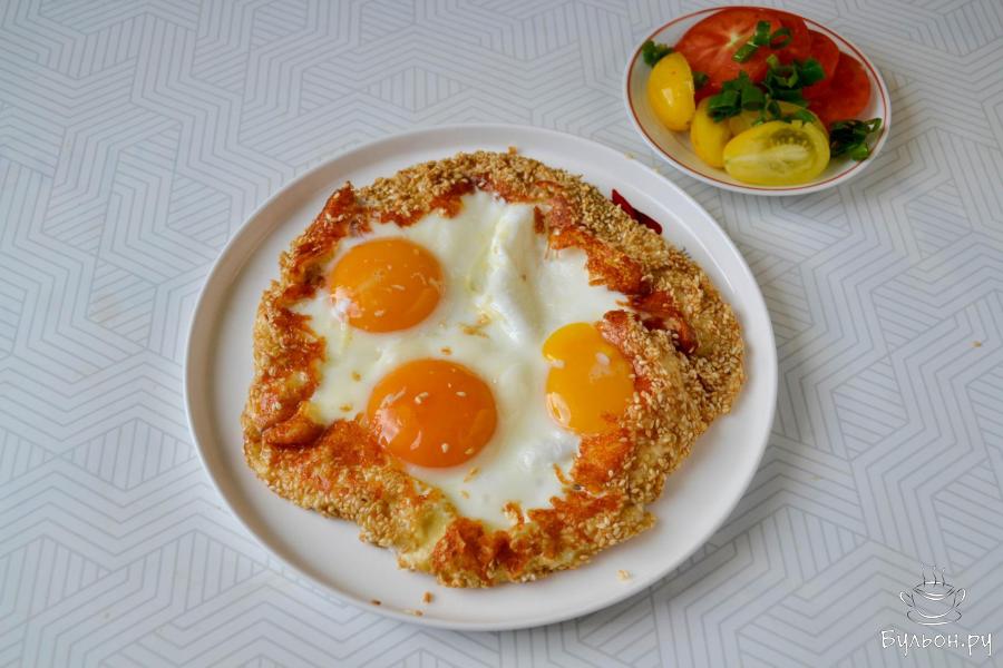 Яичница-глазунья с кунжутом на сковороде